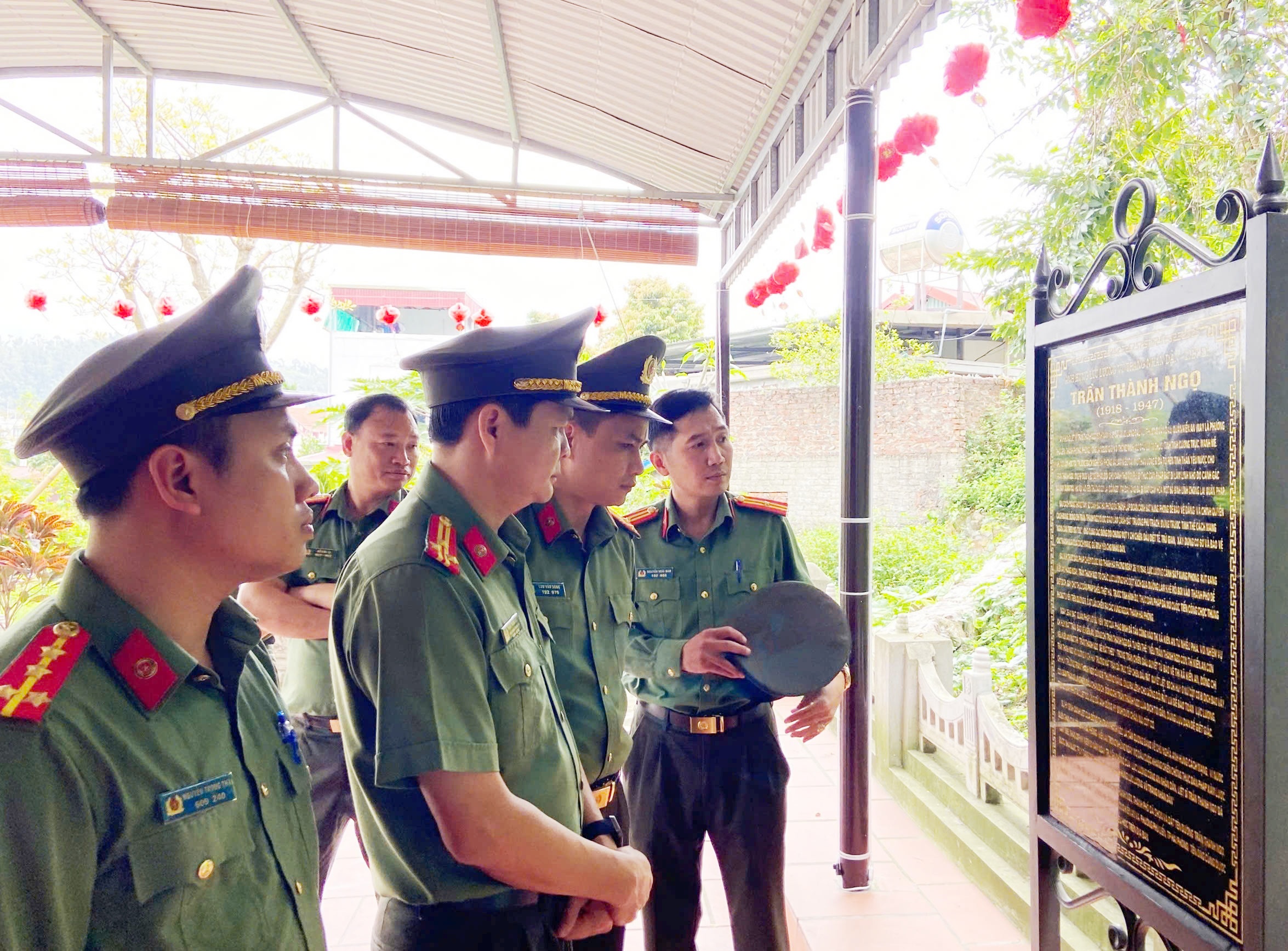 Chi đoàn Thanh tra Công an thành phố Hải Phòng tổ chức hoạt động tri ân, chỉnh trang môi trường tại các địa chỉ đỏ